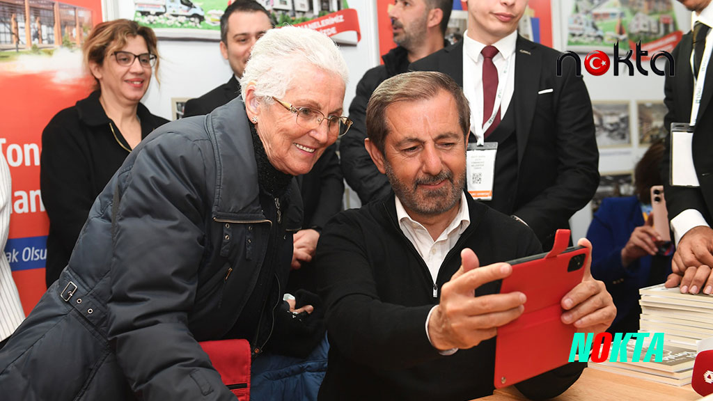 Kitapseverler Bursa Osmangazi Belediyesi’nin standında kuyruklar oluşturdu