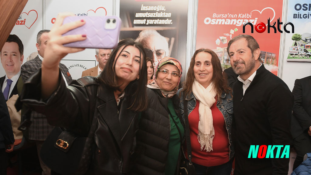 Kitapseverler Bursa Osmangazi Belediyesi’nin standında kuyruklar oluşturdu