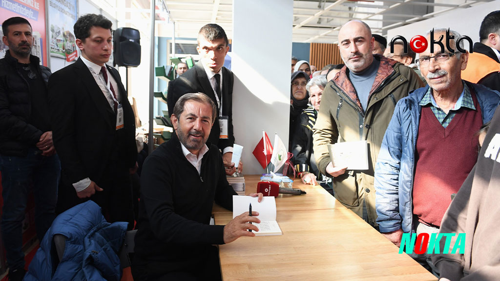 Kitapseverler Bursa Osmangazi Belediyesi’nin standında kuyruklar oluşturdu