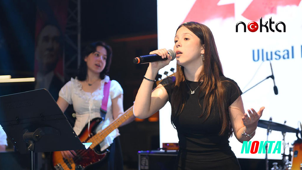 Liseli müzisyenler ve Temiz Orkestra çocuklar için söyledi