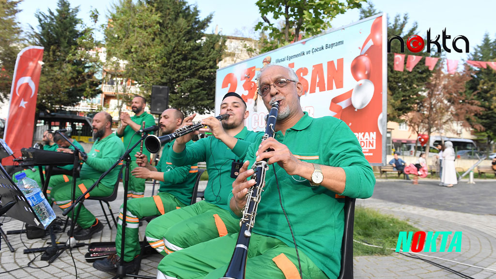 Liseli müzisyenler ve Temiz Orkestra çocuklar için söyledi