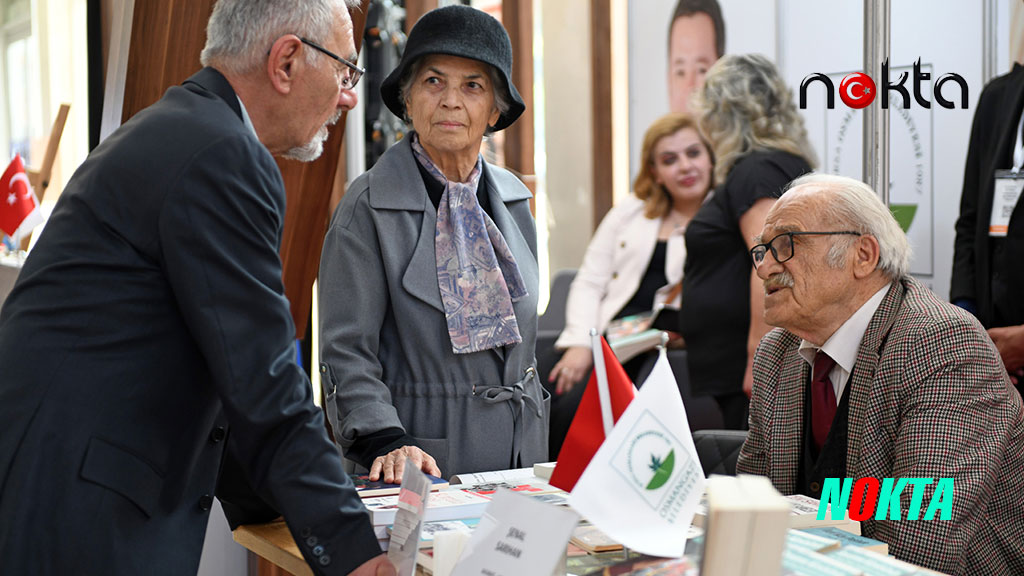 Şenal Sarıhan ve Zeki Sarıhan’a kitapseverlerden yoğun ilgi