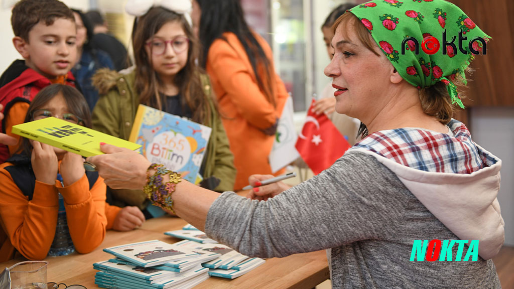 Yazar Halime Yıldız kitaplarını küçük okuyucuları için imzaladı