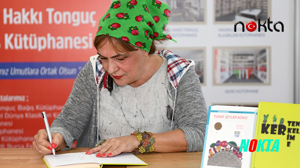 Yazar Halime Yıldız kitaplarını küçük okuyucuları için imzaladı