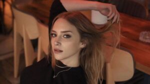 Ünlü oyuncu AKP’li üyenin istifasına şaşırdı: Şok içinde izledim