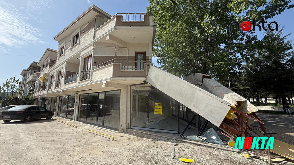 Binanın kaçak bölümü yıkıldı