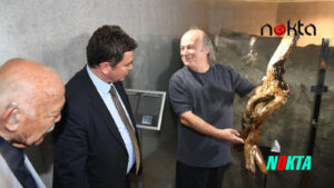 Doğadan topladığı ölü ağaç dallarından sergi açtı