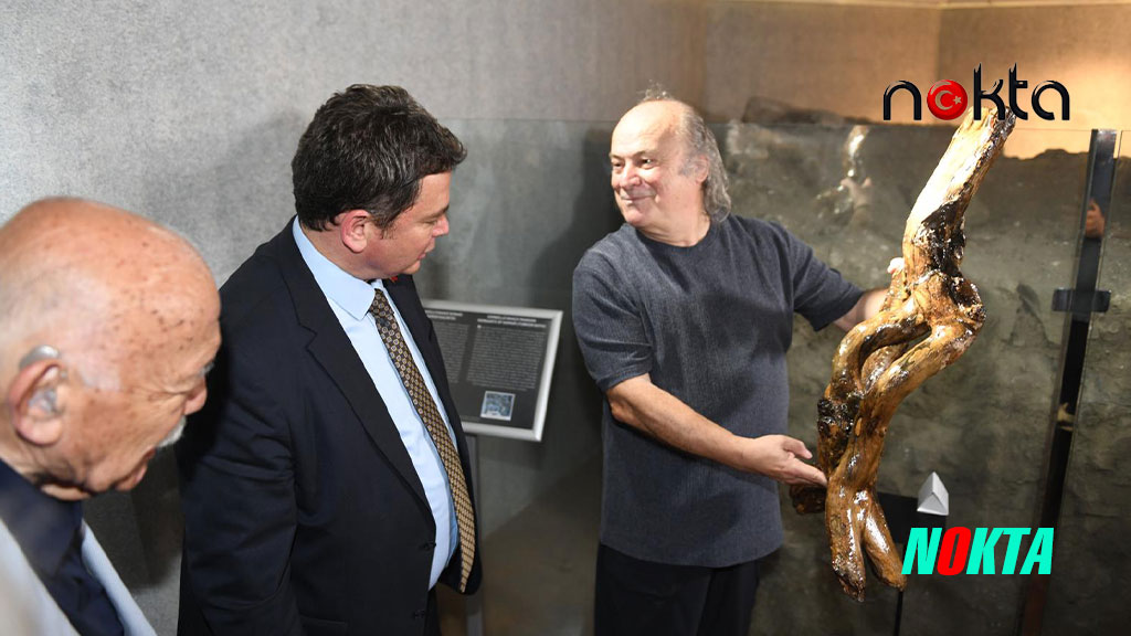 Doğadan topladığı ölü ağaç dallarından sergi açtı