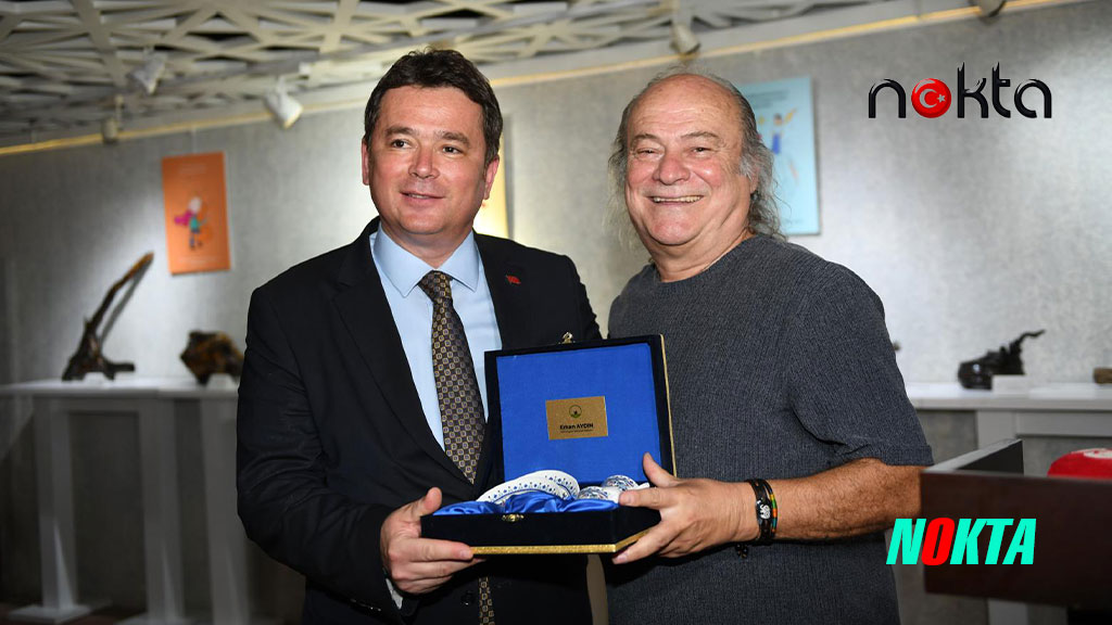 Doğadan topladığı ölü ağaç dallarından sergi açtı