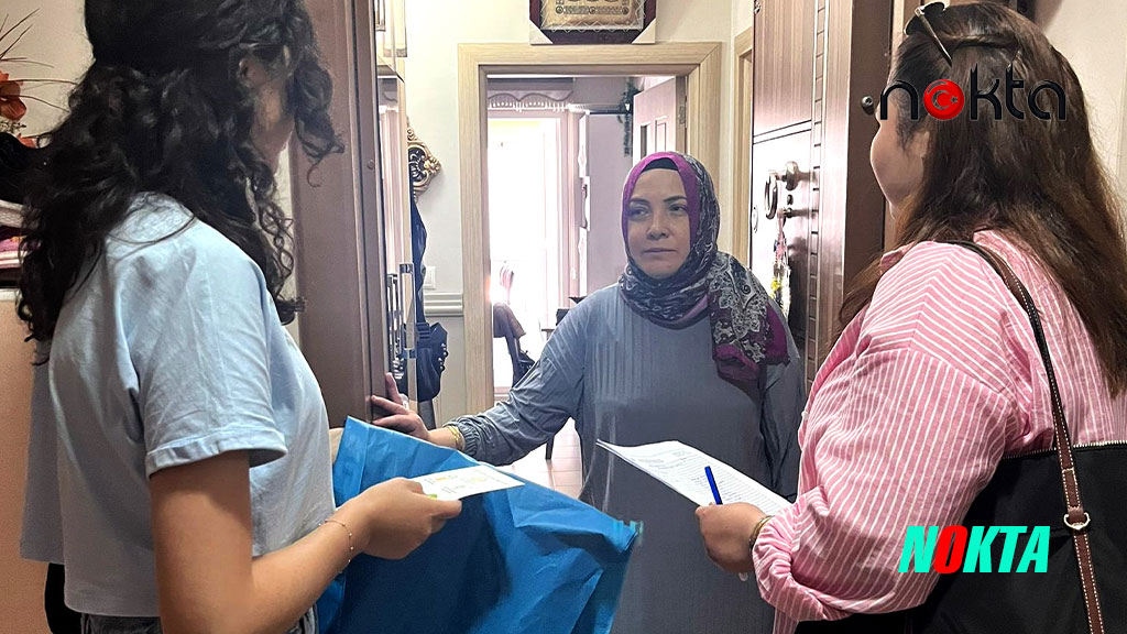 Öğrenciler kapı kapı dolaşılarak halka çevre bilinci kazandırıyor