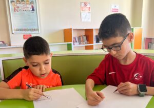 Minik eller renkli hayaller çizdi