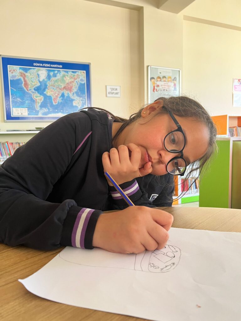 Minik eller renkli hayaller çizdi