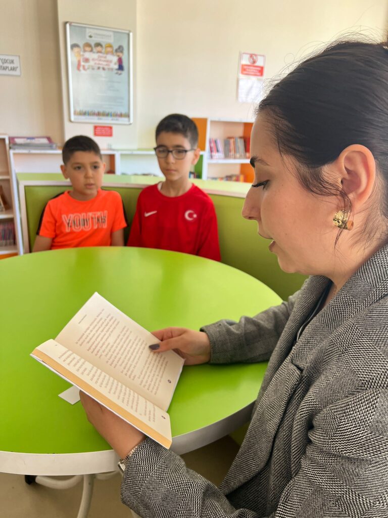 Minik eller renkli hayaller çizdi