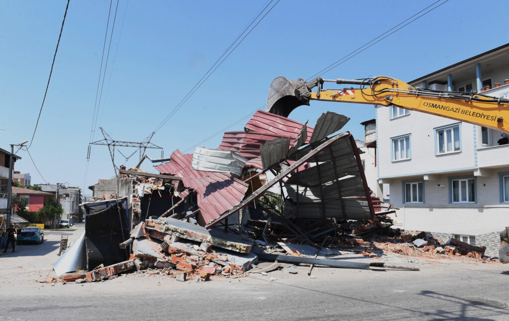 Yüksek gerilim hattına yapılan kaçak iş yeri yıkıldı