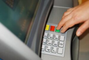 ATM’lerde şifre zorunluluğu geliyor: Yeni dönem yarın başlıyor