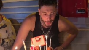 Alperen Şengün, Bebek’te dostlarıyla yeni yaşını kutladı