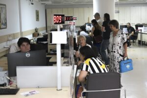 Ehliyet yenileme için Nüfus Müdürlüklerinde yoğunluk: Son güne bırakmanın bedeli