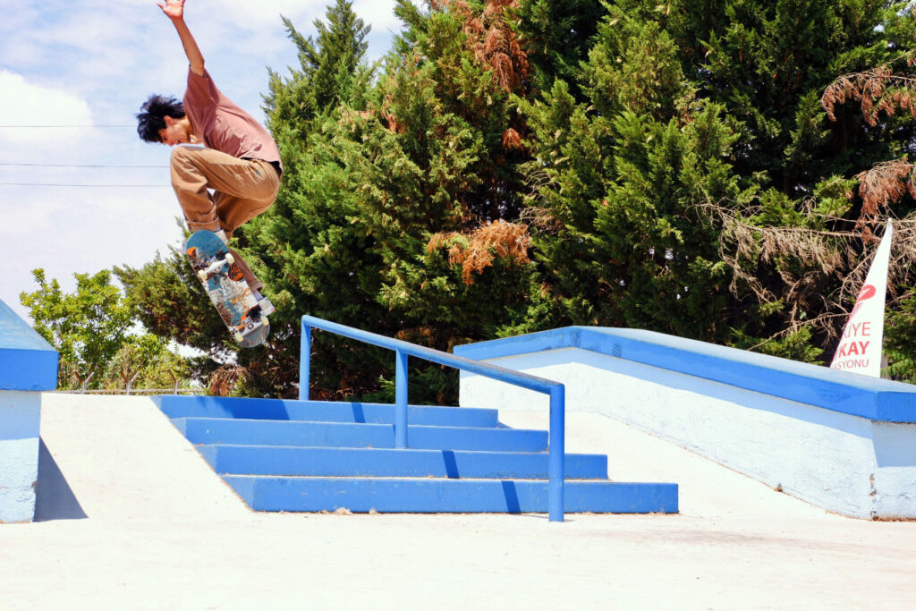 Genç kaykaycılar Sukaypark’ta şov yaptı