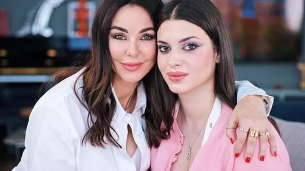 Kendisine gelen +18 mesajları canlı yayında gösterdi