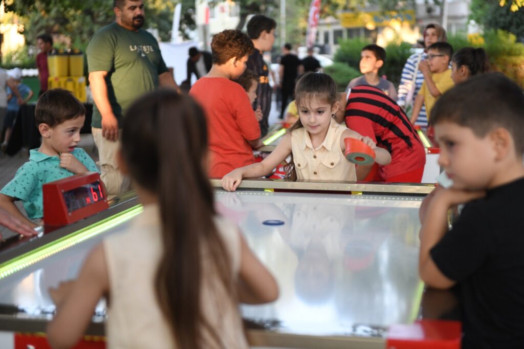Yaz etkinliklerinde çocuklar ve aileler doyasıya eğlendi