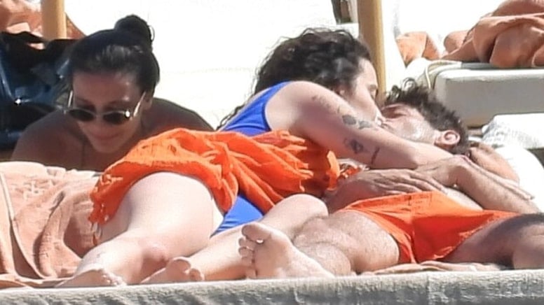 Şezlongda aşka geldiler