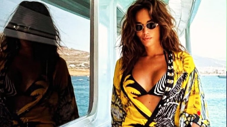 Zina davasını umursamadı, sevgilisiyle Yunan Adası’na gitti