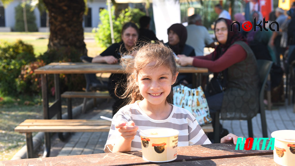 Bursa Osmangazi Belediyesi’nden vatandaşa aşure ikramı