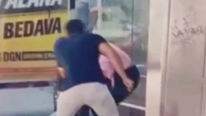 Komşu kızına otobüs durağında saldırdı: Saçlarından çekip tornavidayla yaraladı