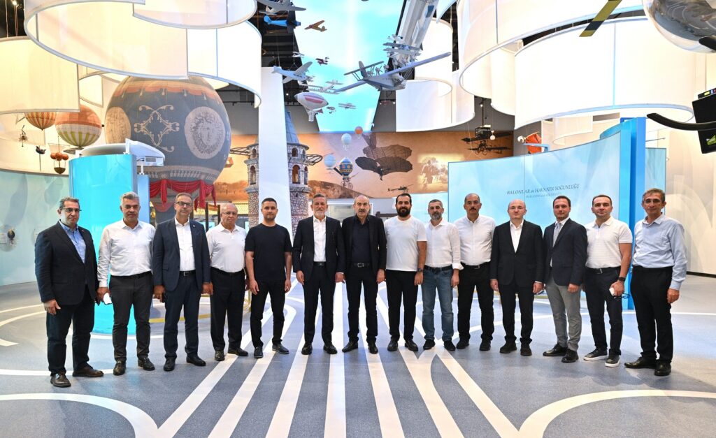 Kayseri Ticaret Odası’ndan BTSO’nun Vizyoner Projelerine Ziyaret Kayseri Ticaret Odası, BTSO’nun Örnek Projelerini İnceledi Kayseri Ticaret Odası Başkanı Ömer Gülsoy ve yönetim kurulu üyeleri, teknoloji merkezi fizibilite gezisi kapsamında Bursa Ticaret ve Sanayi Odası’nı (BTSO) ziyaret etti. Heyet, BTSO’nun öncülüğünde hayata geçirilen TEKNOSAB, BUTEKOM, MESYEB, BUTGEM, Enerji Verimliliği Merkezi, Mutfak Akademi ve GUHEM gibi yüksek teknoloji, Ar-Ge, eğitim ve inovasyon odaklı projeleri yerinde inceleyerek çalışmalar hakkında detaylı bilgi aldı.