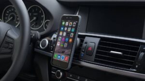 Arabasına telefon tutacağını bu şekilde yerleştiren yandı