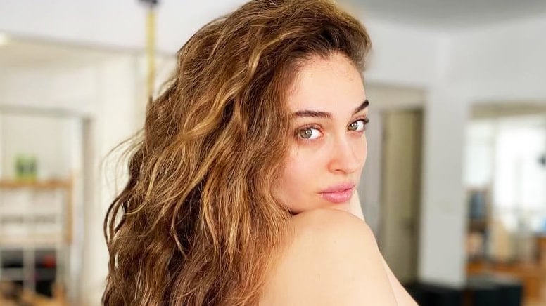 Cemre Baysel sette kaza geçirdi