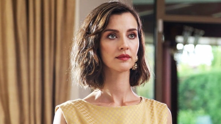 Denizde başına çocuk düşmüştü… İrem Helvacıoğlu boyunlukla düğüne katıldı