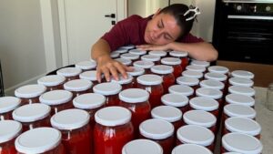 Merve Özbey kolları sıvadı, onlarca kavanoz domates sosu hazırladı