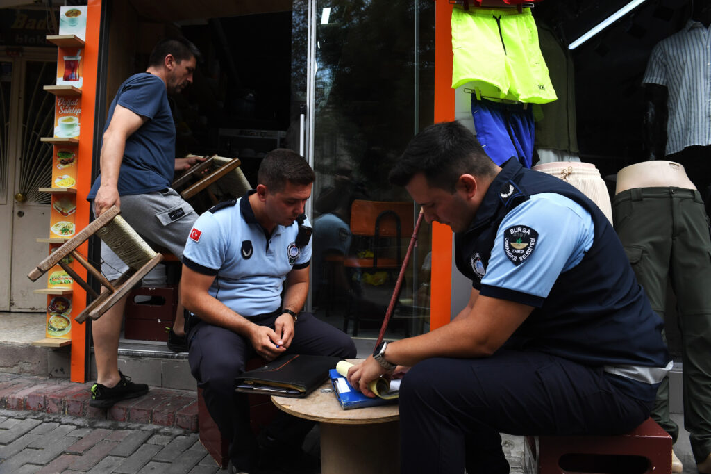 Bursa'da Engelli yolunu kapatanlara ceza yağdı