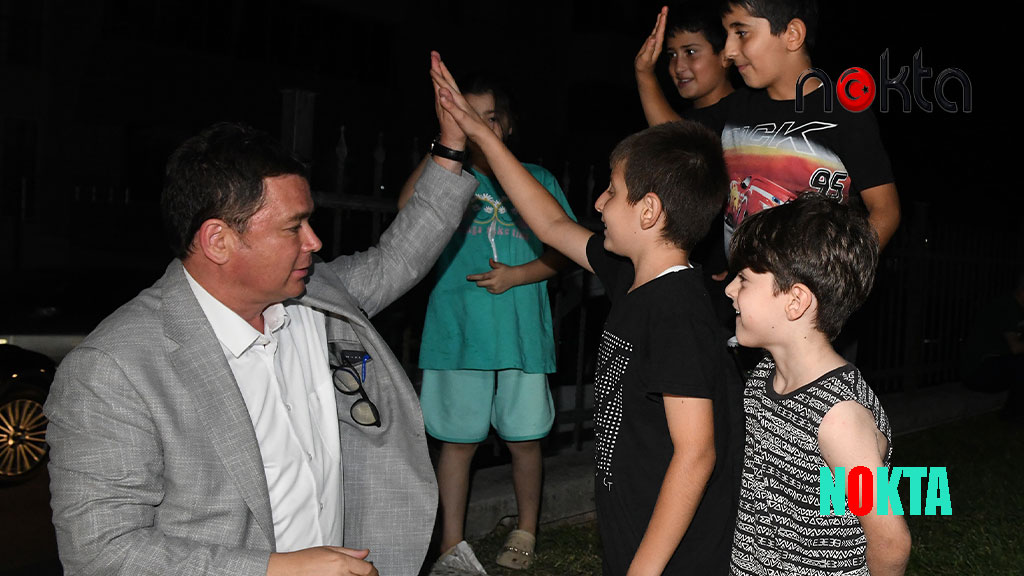 Başkan Aydın, Güneştepe’de çocuklarla açık hava sinemasında buluştu