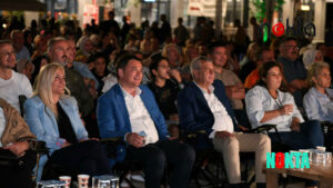 Başkan Erkan Aydın vatandaşlarla Bursa Bülbülü filmini izledi