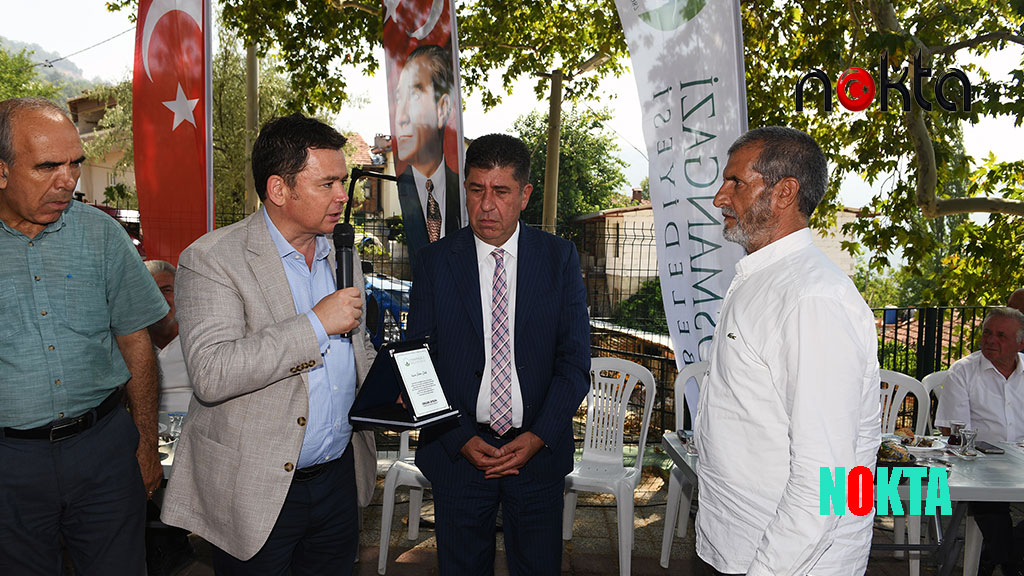 Başkan Erkan Aydın’dan çevre temizliğine katkı sunan gönüllülere plaket