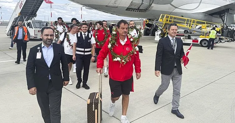 12 Dev Adam yurda döndü! Milliler coşkuyla karşılandı…