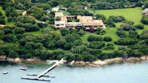 7 yüzme havuzu, 126 odası var! Ünlü villa dudak uçuklatan rakamla satışa çıktı