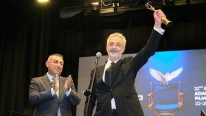 Altın Koza ödülü alan Mehmet Aslantuğ ödülünü Zeydan Karalar’a adadı