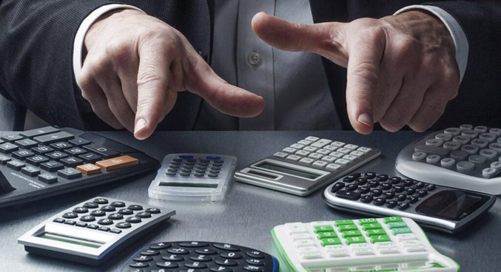 Büyüme ve enflasyon faiz indirimini sınırlıyor