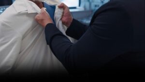 Dünyanın en zengin insanı, eski çalışanının yakasına yapıştı