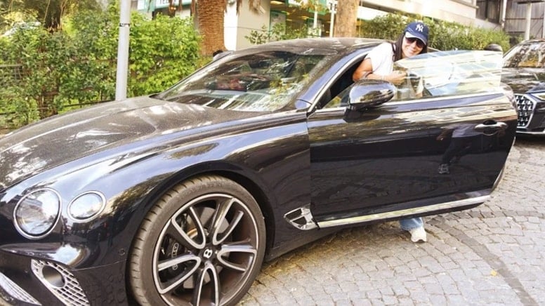 Hasan Dere’den boşanan Asena, 42 milyonluk otomobili ile Nişantaşı’nda…