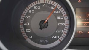 Otoyolda 150 km hıza çıkmanın getirdiği zaman kazancının neden ‘anlamsız’ olduğu matematiksel formülüyle açıklandı