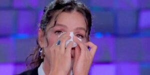 Özge Özpirinçci İtalyan TV’sinde gözyaşlarına boğuldu