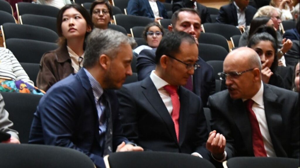 Şimşek ıslıklar ve alkışla yuhalandı