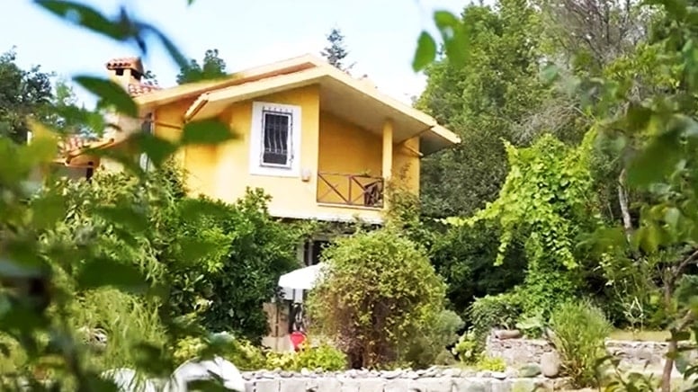 Ünlü oyuncunun orman içindeki evini gören hayran kalıyor