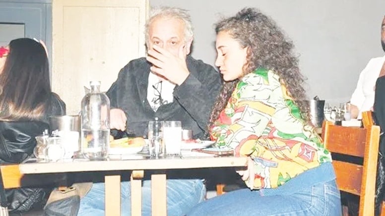 Ünlü yönetmen sevgilisiyle görüntülenince çok sinirlendi! Oha! Fotoğrafları silin