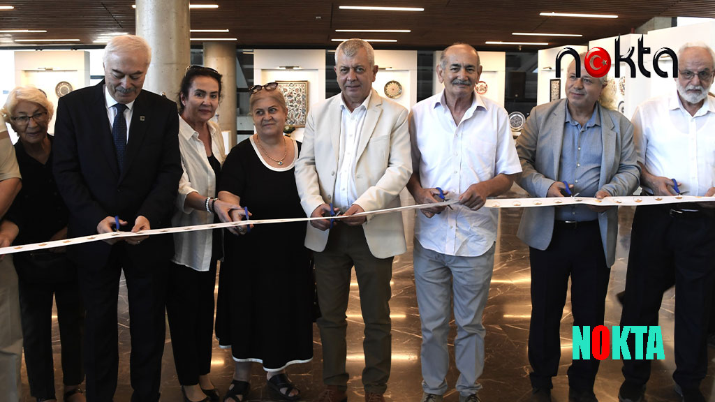 Emekli olduktan sonra ürettiği çinilerden sergi açtı