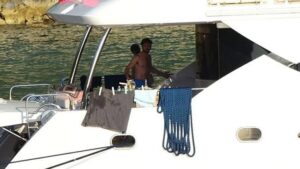 Aras Bulut İynemli 15 milyonluk teknesinde yakın arkadaşını ağırladı